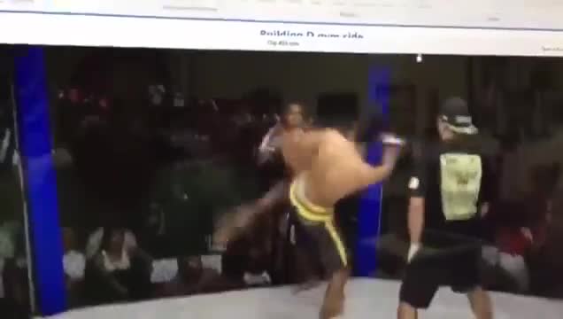 Video - Clip: Bị đối thủ đánh đến 'ảo giác', võ sĩ MMA tấn công luôn trọng tài