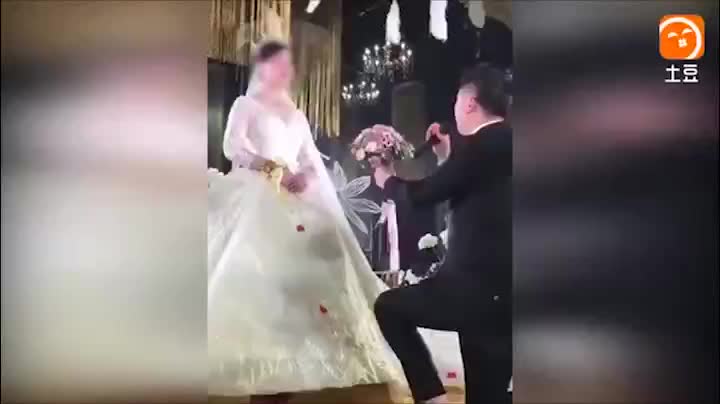 Video - Clip: Cô dâu tỏ thái độ bất cần, chú rể bực tức ném hoa cưới rồi bỏ đi