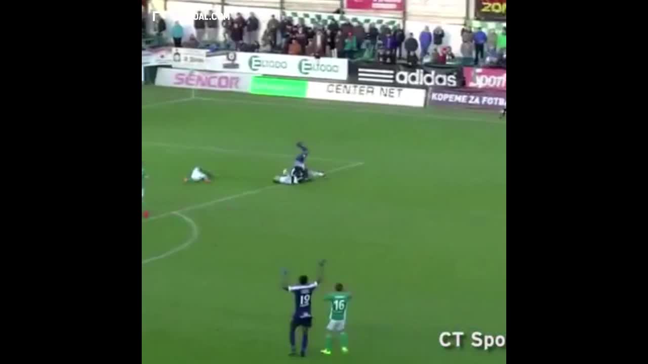 Video - Clip: Cầu thủ cứu thủ môn đối phương thoát nuốt lưỡi ngay trên sân
