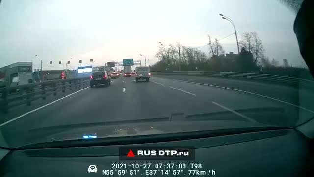 Video - Clip: Mất lái khi vượt ẩu, ô tô bay khỏi cao tốc như phim hành động