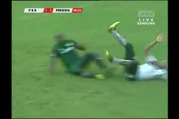 Video - Clip: Bị thổi penalty, cầu thủ cay cú đấm trọng tài chảy máu mũi