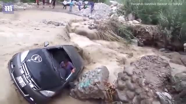 Video - Clip: Lao xe qua dòng nước lũ, nam tài xế thoát chết trong gang tấc