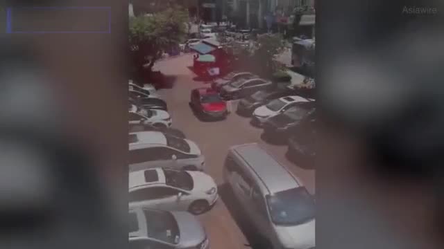 Video - Clip: Nữ tài xế dùng thước đo chiều ngang xe trước khi đỗ ô tô