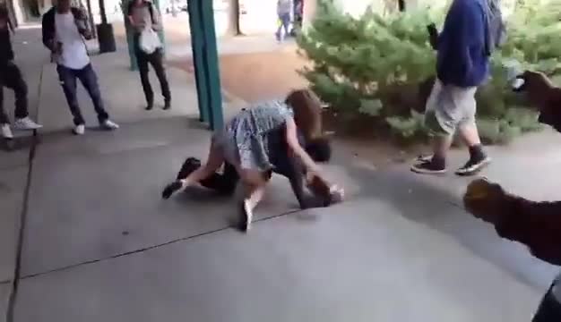 Mới- nóng - Clip: Cô gái tung đòn lên gối hạ gục kẻ bắt nạt trước mặt nhiều người