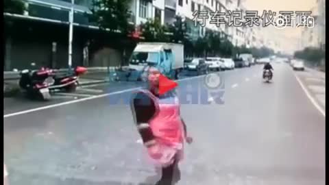 Video - Clip: Sang đường bất cẩn, người phụ nữ thoát chết dưới gầm xe tải