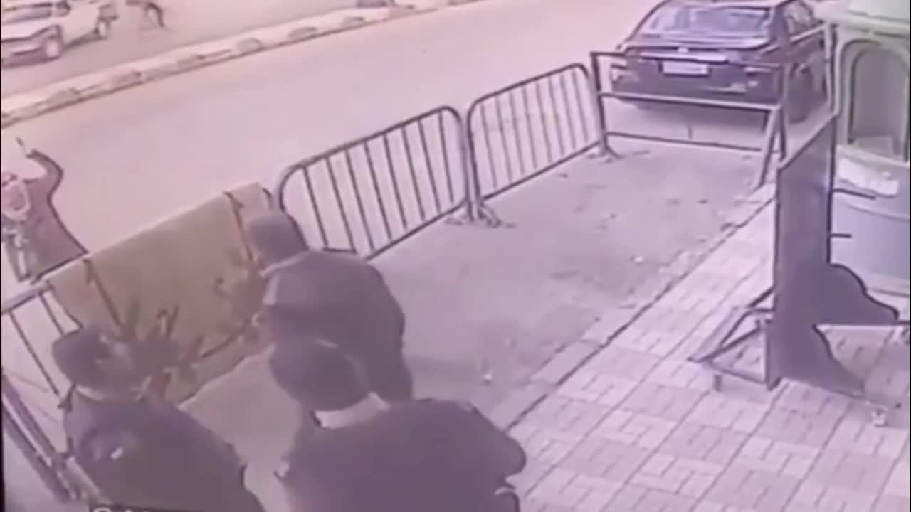Video - Clip: Cảnh sát dùng tay không đỡ bé trai ngã khỏi tầng 3 và cái kết