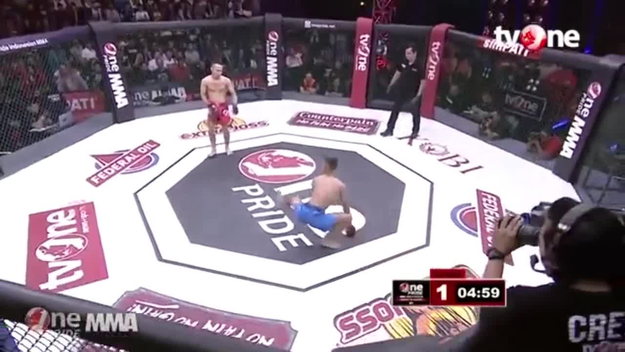 Giải trí - Clip: Ra đòn 'thần sầu', võ sĩ MMA khiến đối thủ bất tỉnh trong 1 giây