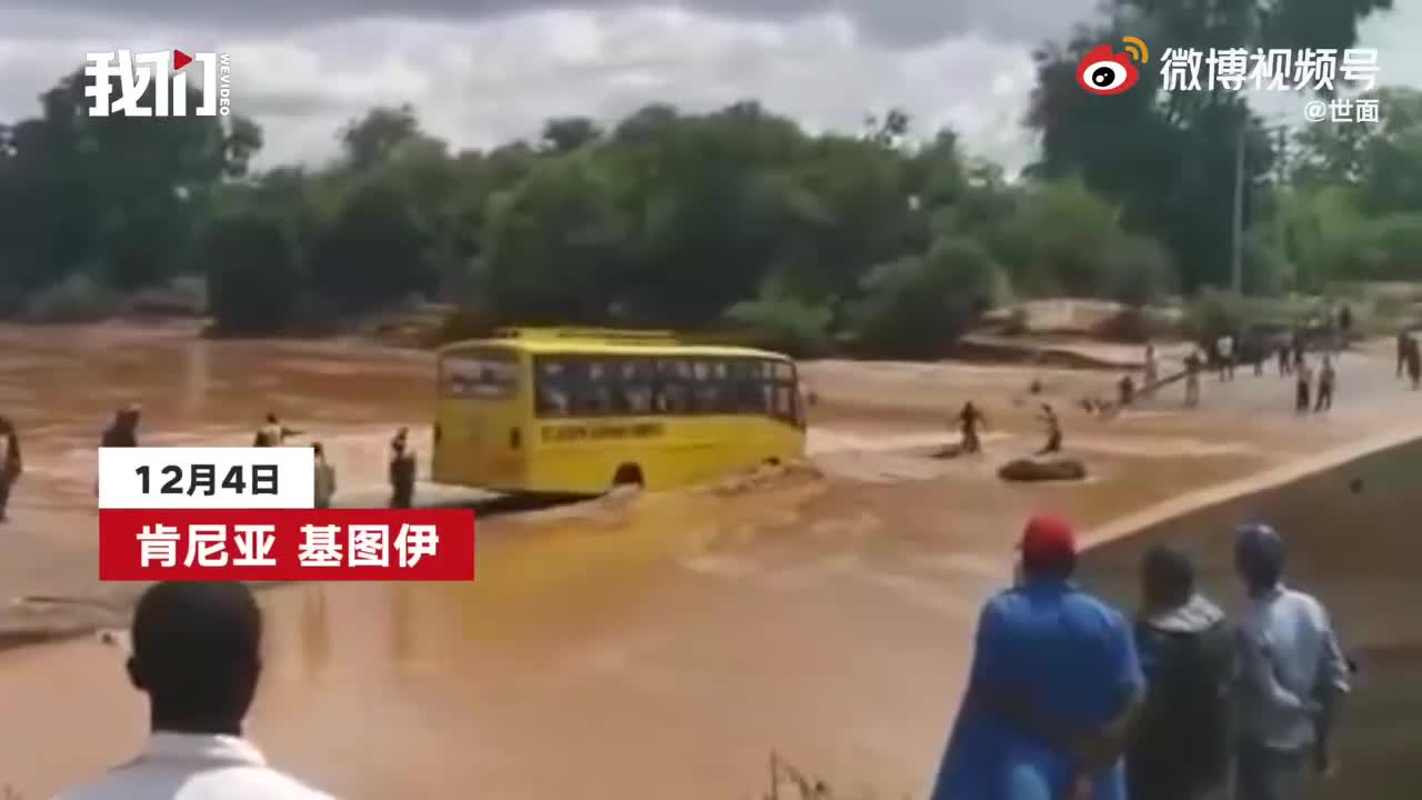 Mới- nóng - Clip: Kinh hoàng cảnh xe buýt bị cuốn trôi khi cố vượt qua nước lũ