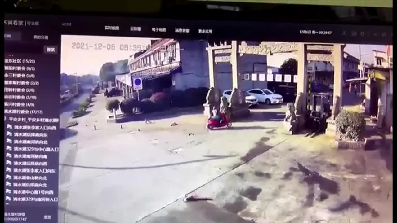 Mới- nóng - Clip: Cổng đá bất ngờ đổ sập, đè trúng người phụ nữ đi xe máy 