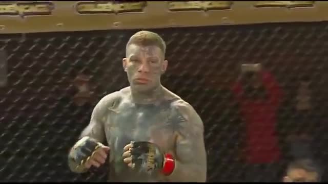 Giải trí - Clip: Chơi bẩn, võ sĩ MMA lên gối hạ knock out đối thủ trong 7 giây