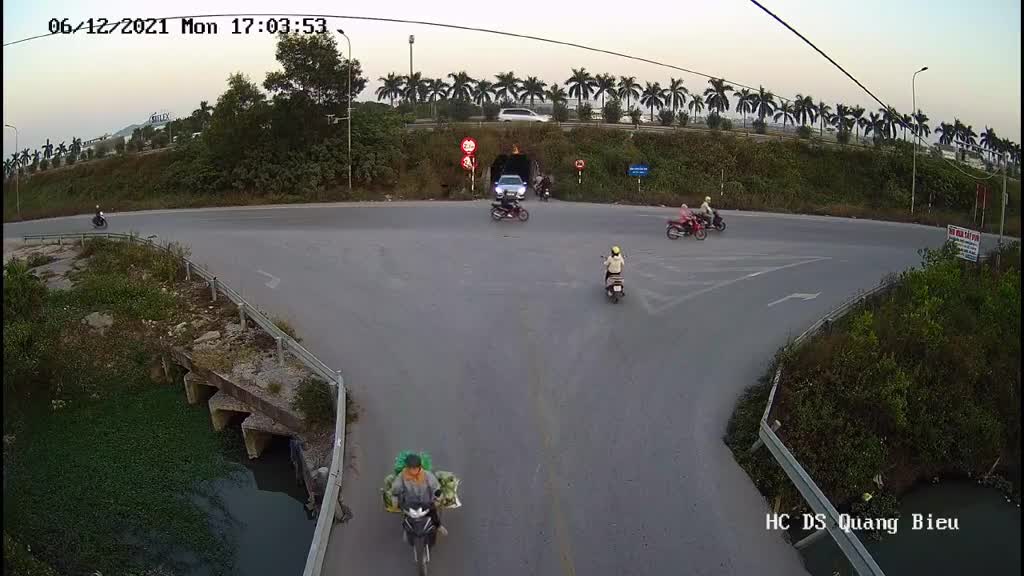 Xa lộ - Clip: Khoảnh khắc khối bê tông rơi khỏi xe đầu kéo, đè trúng xe máy 