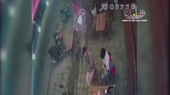 Mới- nóng - Clip: Kinh hoàng khoảnh khắc xe mô tô tông bay 2 người phụ nữ