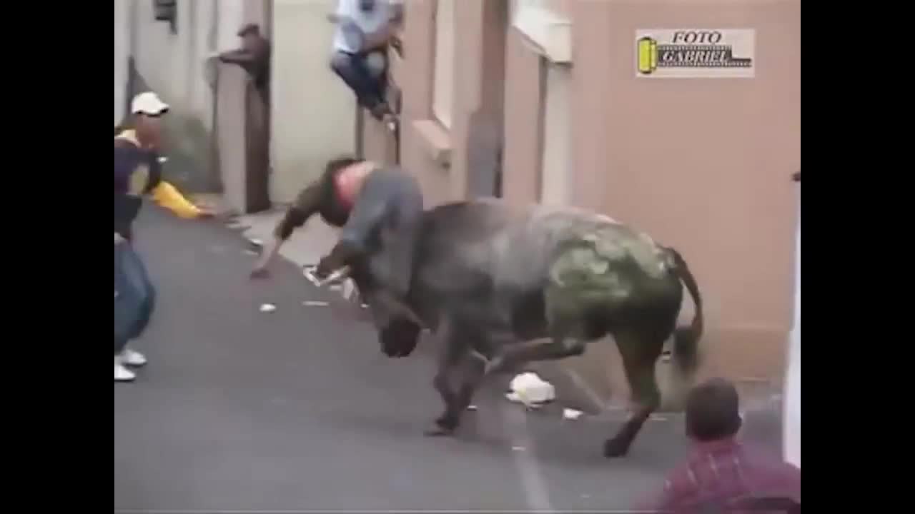 Giải trí - Clip: Bò tót 'nổi điên', tấn công người kinh hoàng trên phố