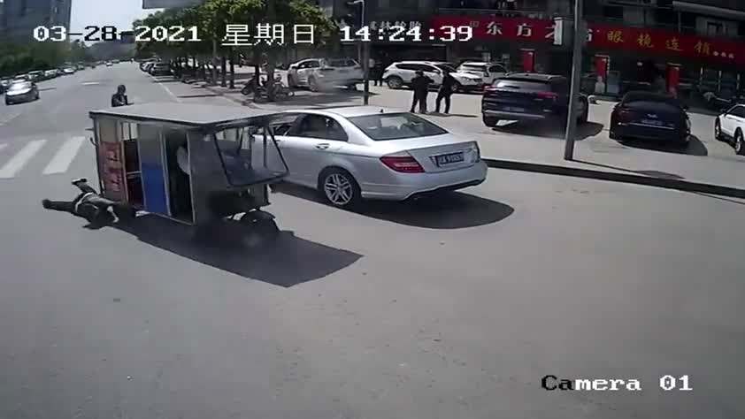 Mới- nóng - Clip: Người phụ nữ bị xe ba bánh kéo lê 30 mét trên mặt đường