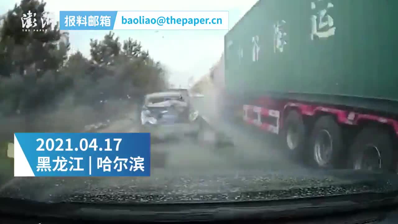 Mới- nóng - Clip: Mất phanh, container tông trúng 21 ô tô trên đường