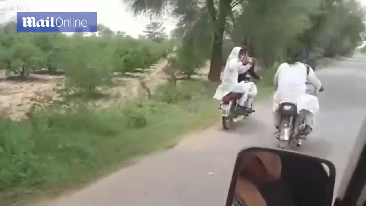 Giải trí - Clip: Thanh niên 'chơi trội' khi chở bò đi dạo phố bằng xe máy