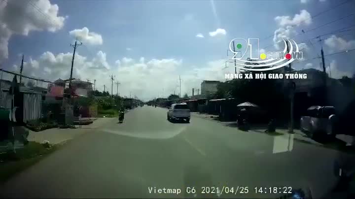 Mới- nóng - Clip: Va chạm với xe máy, người đàn ông tử vong dưới gầm xe tải