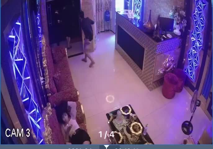 An ninh - Hình sự - Bị cô gái từ chối đi chơi, nhóm thanh niên đánh nhân viên quán karaoke