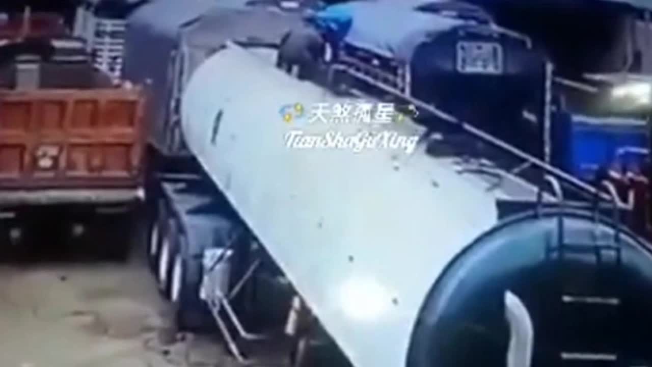 Mới- nóng - Clip: Hàn xe bồn chở xăng, hai công nhân nhận cái kết kinh hoàng