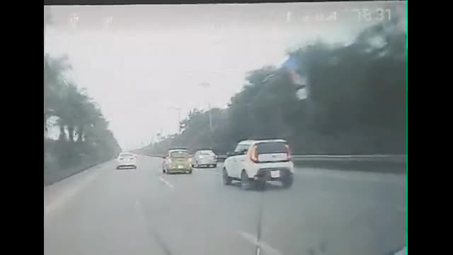 Mới- nóng - Clip: Tông lật ô tô con, tài xế Kia Soul phóng xe bỏ chạy