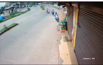 Mới- nóng - Clip: Tránh xe máy sang đường, thanh niên lộn vòng trên không trung