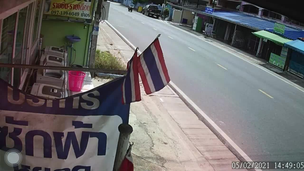 Mới- nóng - Clip: Sốc cảnh xe máy không người lái vẫn chạy băng băng trên phố