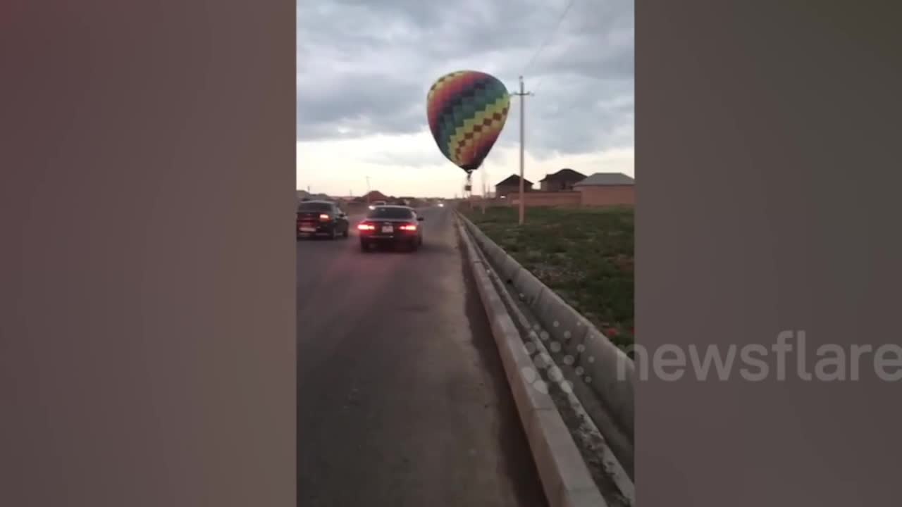 Giải trí - Clip: Khinh khí cầu đâm sầm vào đường điện cao thế ở Kazakhstan