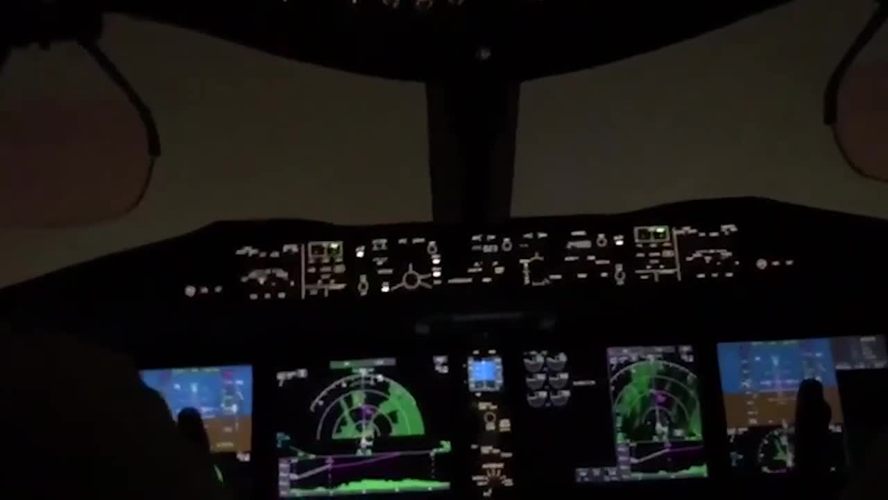Giải trí - Clip: Sét đánh trúng mũi máy bay Boeing 737