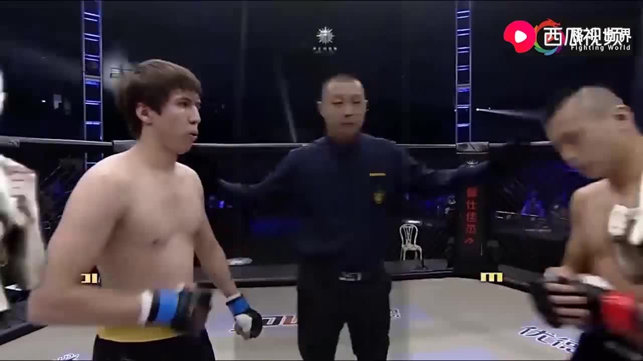 Giải trí - Clip: Dính liên hoàn đấm, cao thủ Thiếu Lâm bị võ sĩ MMA hạ sau 6 giây
