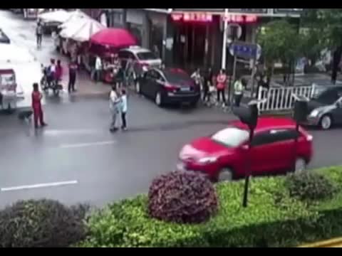 Mới- nóng - Clip: Chó pitbull tấn công người điên cuồng trên phố và cái kết thảm