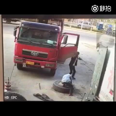 Mới- nóng - Clip: Lốp ô tô phát nổ kinh hoàng khiến người đàn ông nát bươm quần áo