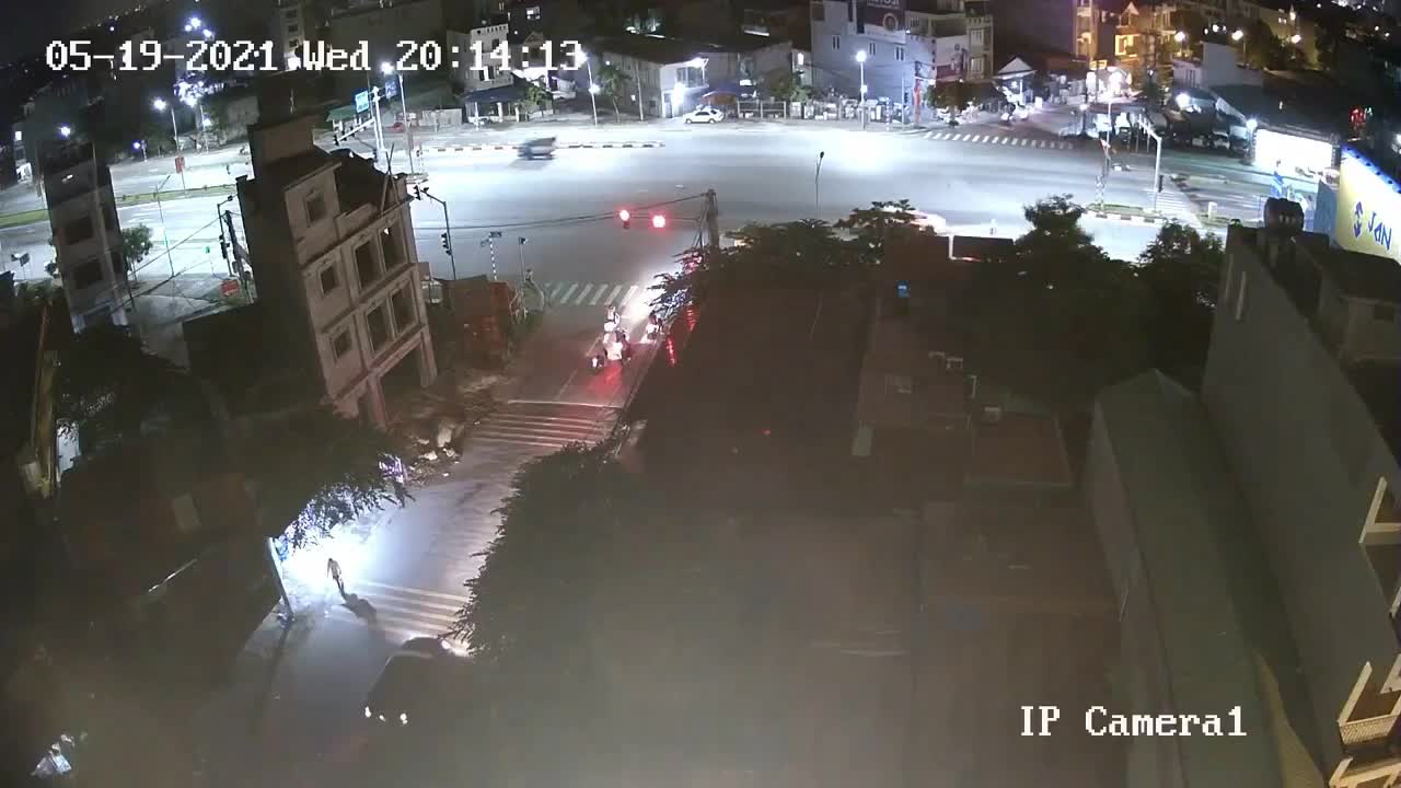 Mới- nóng - Clip: Ô tô tông trúng 4 xe máy đang dừng chờ đèn đỏ ở Hải Phòng