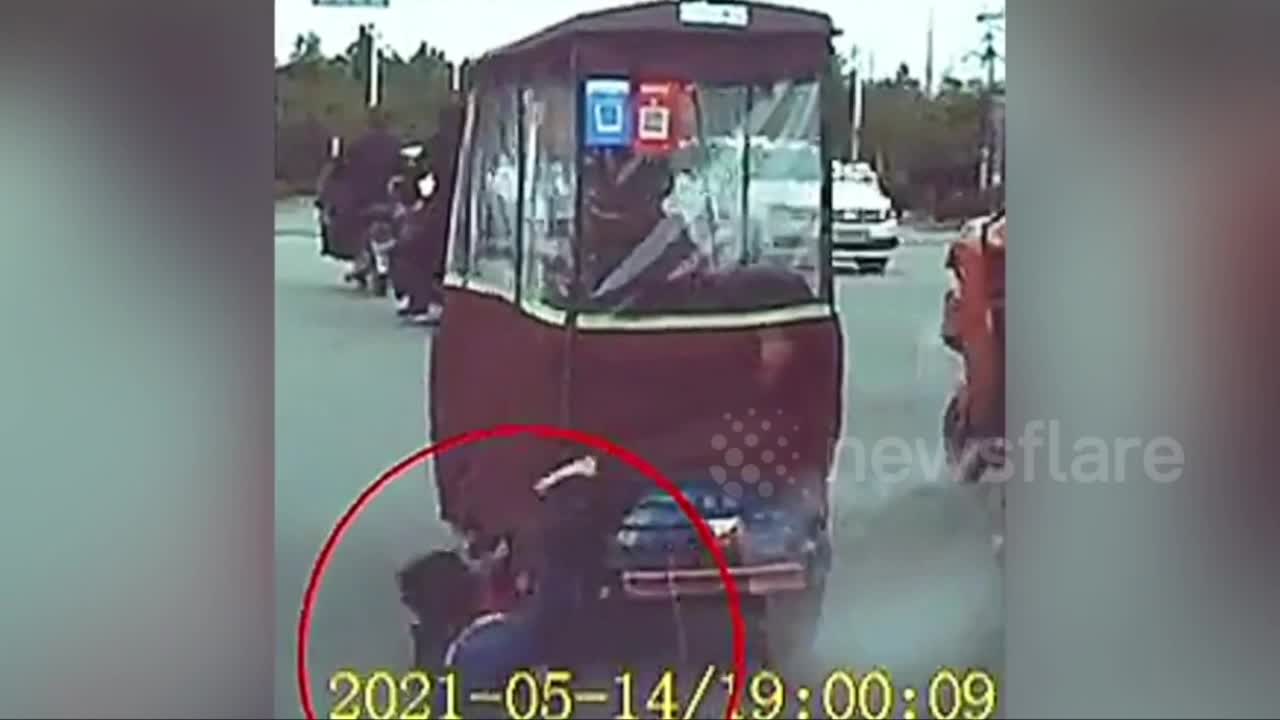Giải trí - Clip: Người đi đường xúm lại nâng ô tô để giải cứu cháu bé