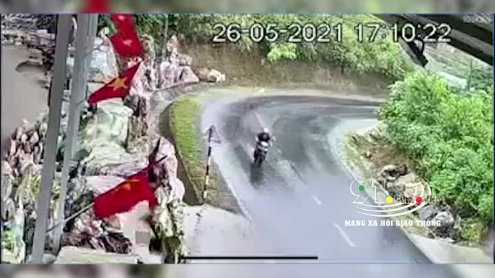 Mới- nóng - Clip: Khoảnh khắc xe tải vào cua ẩu, đâm trực diện xe ben ở Yên Bái