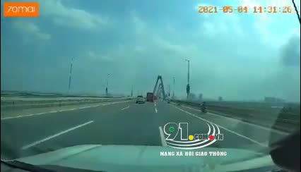 Mới- nóng - Clip: Khoảnh khắc xe tải đâm vào xe chở gas trên cầu Nhật Tân