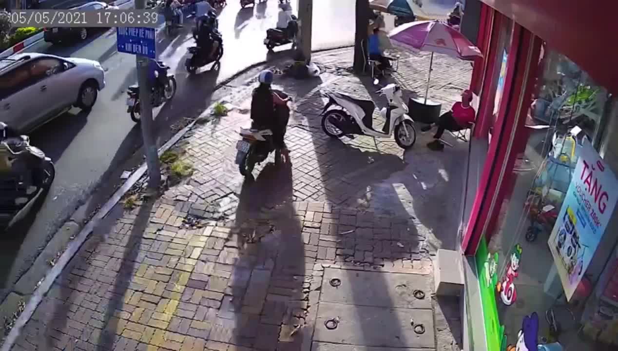 Mới- nóng - Clip: Đạp nhầm chân ga, nữ tài xế tông trúng 2 người trên vỉa hè