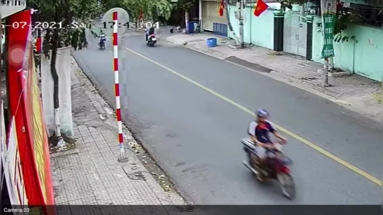 Mới- nóng - Clip: Đôi nam nữ vung chân đạp 2 học sinh ngã văng xuống đường