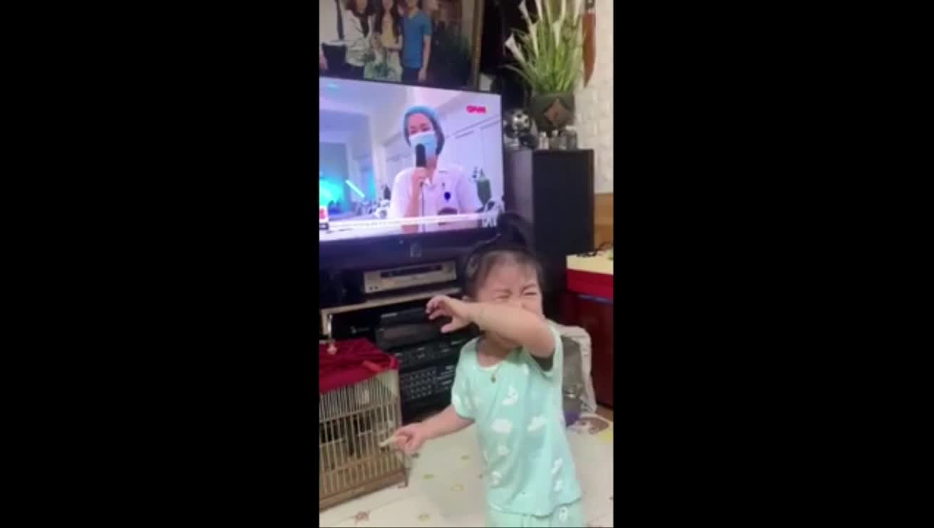 Giải trí - Clip: Em bé khóc nức nở khi thấy mẹ trên ti vi