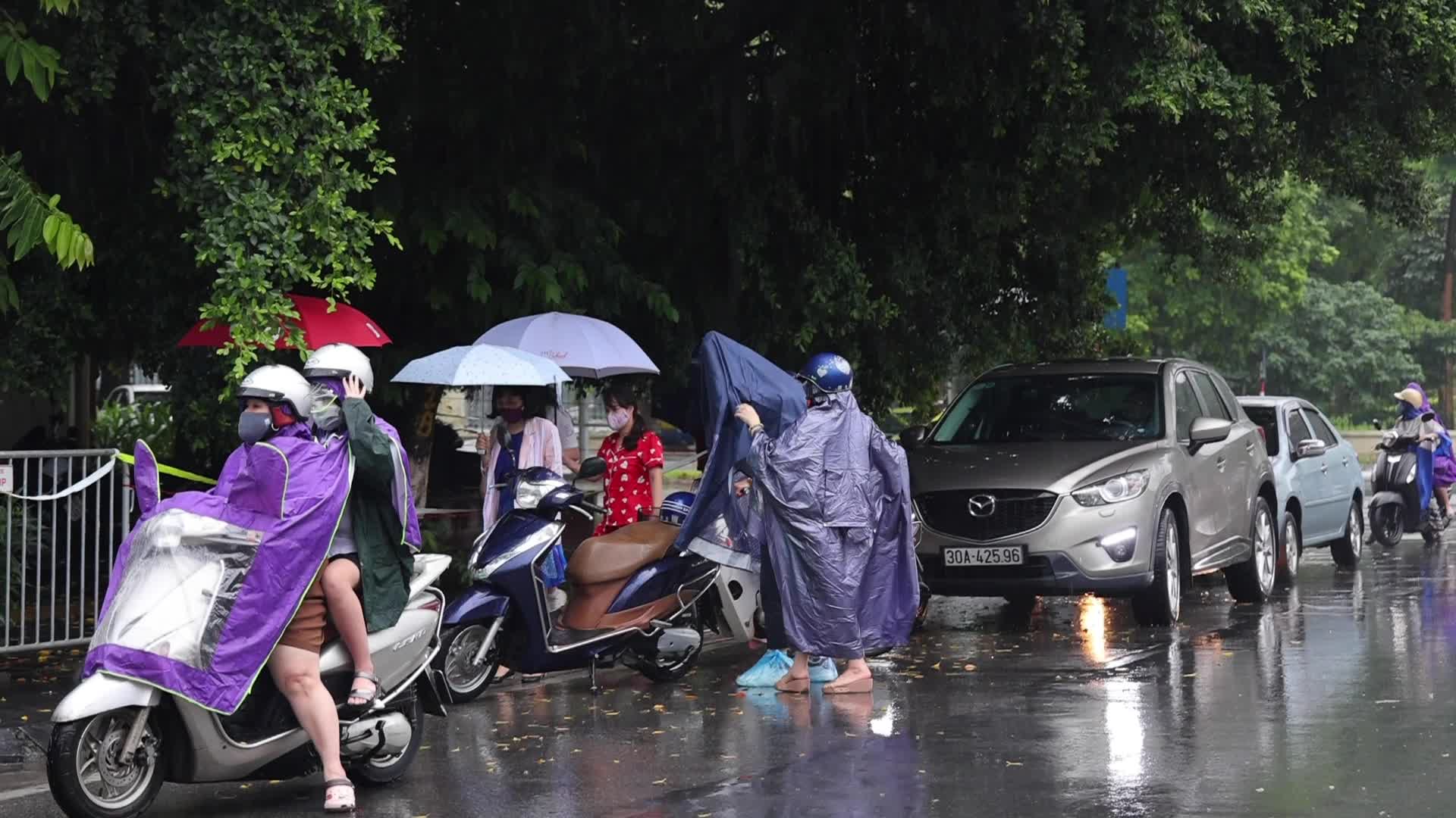 Giáo dục - Hà Nội: Công an, thanh niên tình nguyện đội mưa lớn hỗ trợ thí sinh (Hình 14).