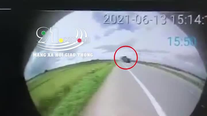 Mới- nóng - Clip: Khoảnh khắc ôtô con lấn làn, đấu đầu xe tải làm 3 người tử vong