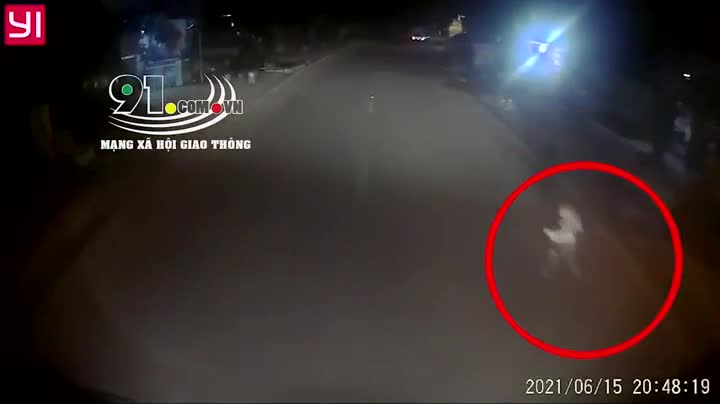 Mới- nóng - Clip: Đánh lái xuất thần, tài xế cứu mạng bé trai chạy qua đường
