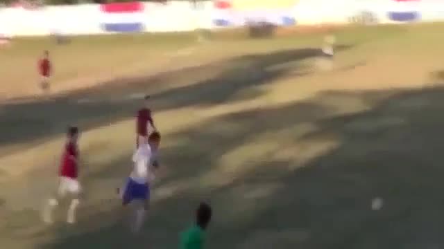 Giải trí - Clip: Cầu thủ bay người, tung cú đá volley sút thẳng vào mặt trọng tài