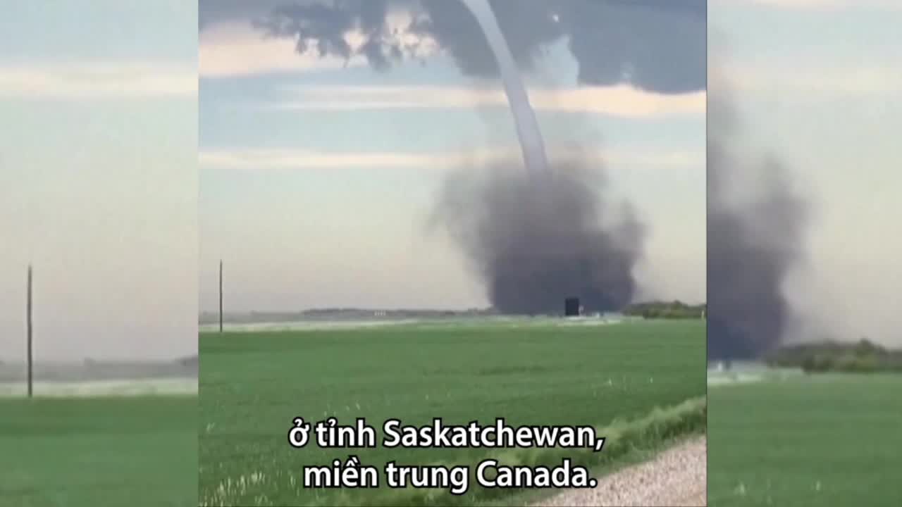 Giải trí - Clip: Vòi rồng siêu dài uốn lượn trên bầu trời Canada