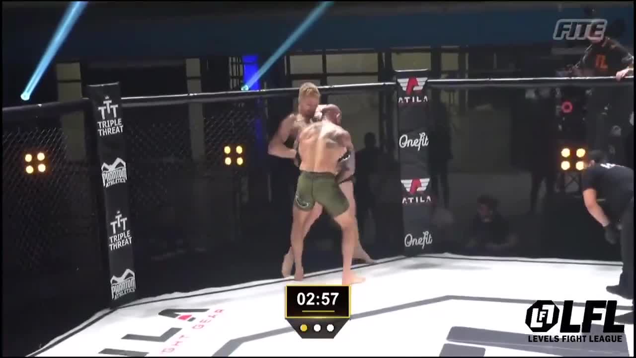 Giải trí - Clip: Bị đối thủ quật ngã, võ sĩ MMA lật ngược thế cờ bằng đòn siết cổ