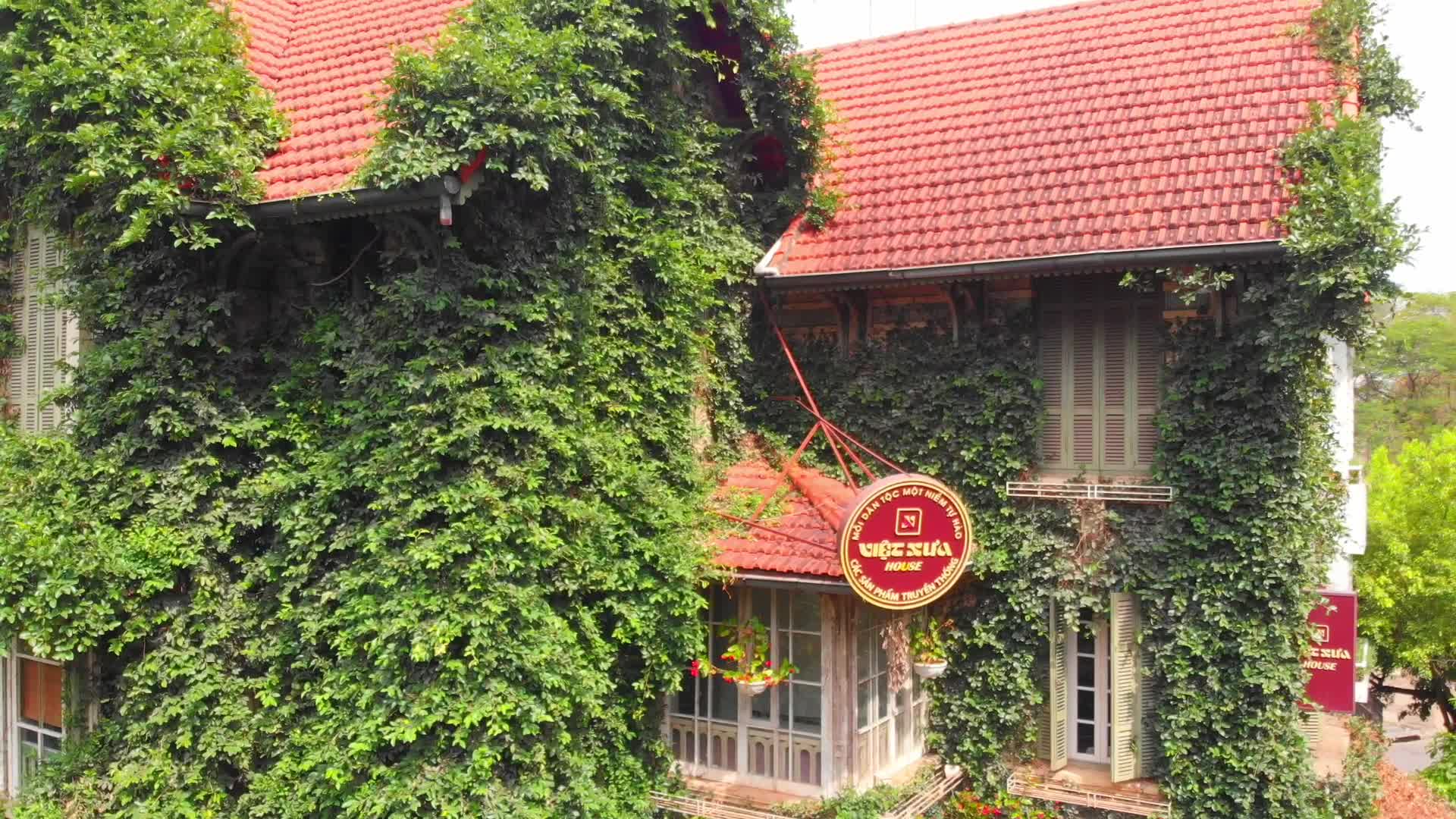 Bất động sản - Ngắm căn biệt thự phủ kín cây xanh ở Hà Nội (Hình 16).