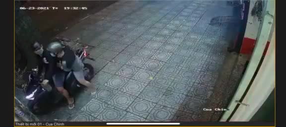 Mới- nóng - Clip: Nữ nhân viên tung cước, hạ tên trộm xe máy như phim hành động