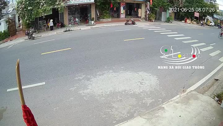 Mới- nóng - Clip: Sang đường ẩu, người phụ nữ bị nữ tài xế tông ngã sấp mặt