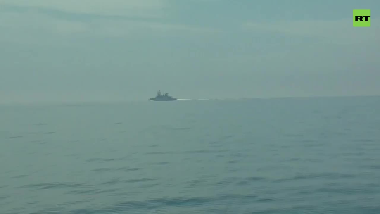 Tiêu điểm - Video gây sốc: Tàu chiến Nga nã pháo dồn dập về phía tàu khu trục của Anh (Hình 2).