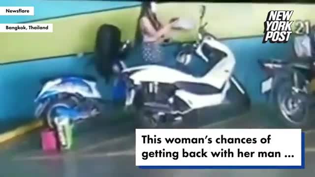 Giải trí - Clip: Cô gái tưới xăng, đốt xe máy bạn trai cũ vì không chịu quay lại
