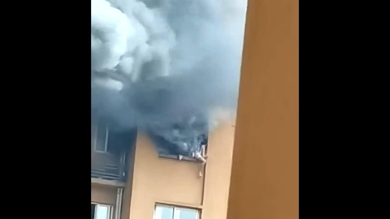 Mới- nóng - Clip: Đánh đu ngoài cửa sổ để thoát đám cháy, cô gái bất ngờ gặp họa